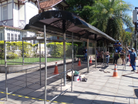 Abrigo de ônibus é recolocado na Praça Dom Pedro II