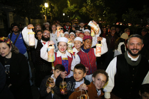 Caminhada das lanternas ilumina a Bauernfest