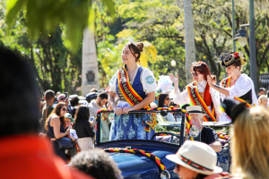 Bauernfest: último dia da festa é marcado pelo tradicional desfile típico que lotou as ruas do Centro Histórico