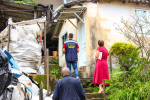 Ferro-velho é interditado no Quitandinha