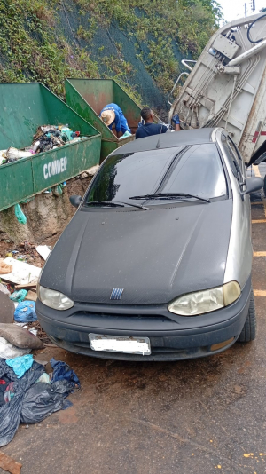 Estacionamento irregular impede a coleta de lixo em vários pontos da cidade