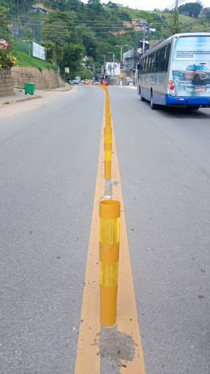 Balizadores são instalados para evitar manobra proibida em trecho de Itaipava da estrada União e Indústria