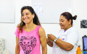 Profissionais de saúde começam a receber vacina contra a dengue em Petrópolis