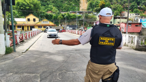 Obra emergencial causa interdição no acesso à praça de Corrêas